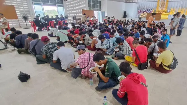 ထိုင်းမှာ တရားမဝင်ရွှေ့ပြောင်းလုပ်သား ဖမ်းဆီးရေး စီမံချက်အတွင်း ဖမ်းမိတဲ့ မြန်မာရွှေ့ပြောင်းလုပ်သား ထောင်ချီကို ထိုင်းအာဏာပိုင်တွေက မြန်မာစစ်ကောင်စီဘက်ကို ခပ်စိပ်စိပ်လွှဲပြောင်း