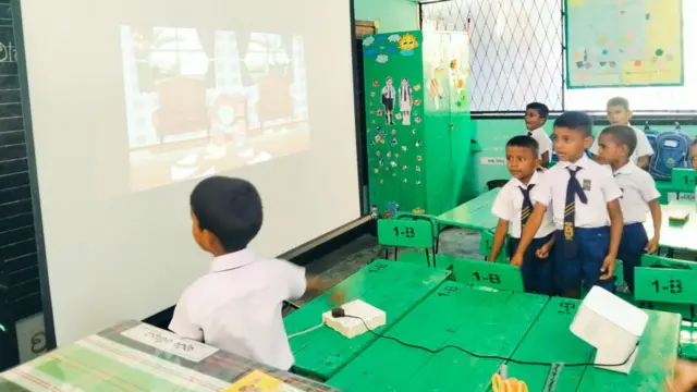 දරුවන් ප්රොජෙක්ටරය භාවිත කරන අයුරු