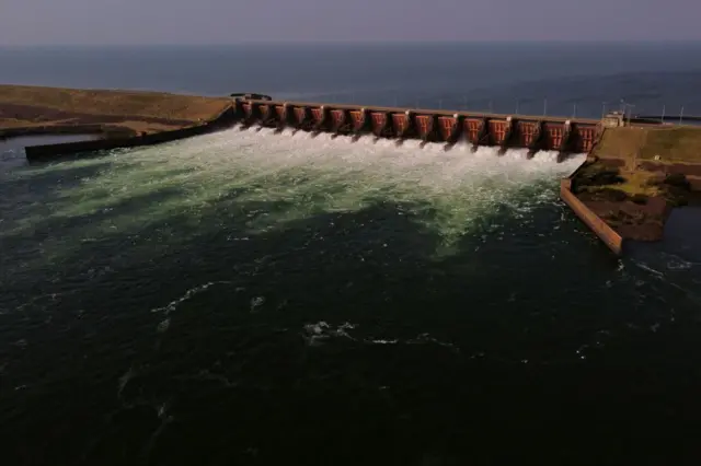 Аерозйомка водоскидів рукава Ана-Куа річки Парана.