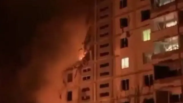 ভিডিওতে দেখা যাচ্ছে অ্যাপার্টমেন্ট ভবনে আগুন ধরে গেছে