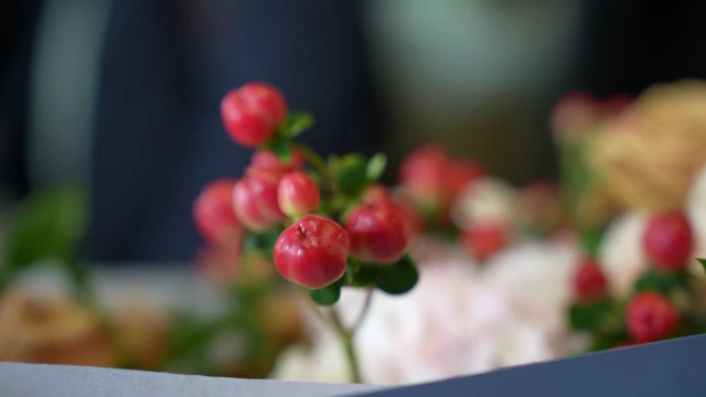 Гүл дүкөндөр гүлдөп жаткан учур...