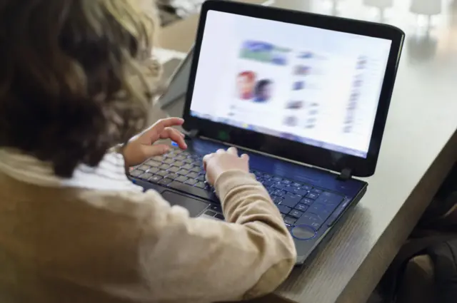 criança usando computador