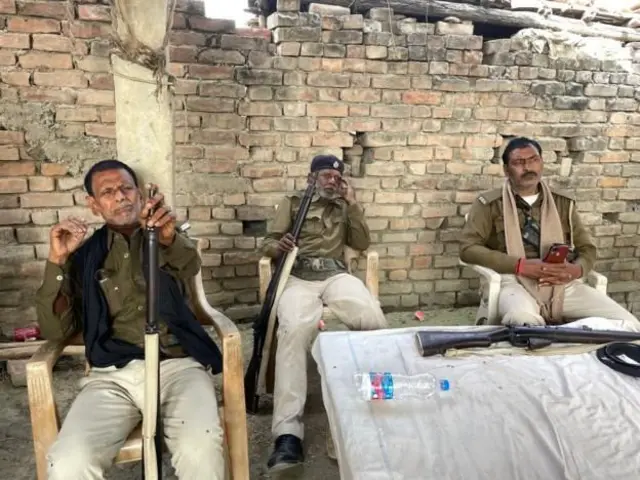 ઘટનાસ્થળે તૈનાત પોલીસ જવાન 