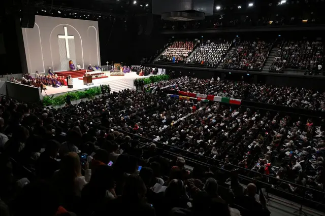 Volkswagen Arena'daki törene katılan binlerce katılımcının tepeden fotoğrafı