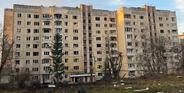 Мэр Львова Александр Садовой утром опубликовал фото жилого дома, сильно пострадавшего во время ракетной атаки