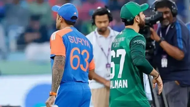 ඉන්දියාව - පකිස්ථාන කණ්ඩායම් දෙකේ නායකයින් දෙපසකට ගමන් කරන අයුරු
