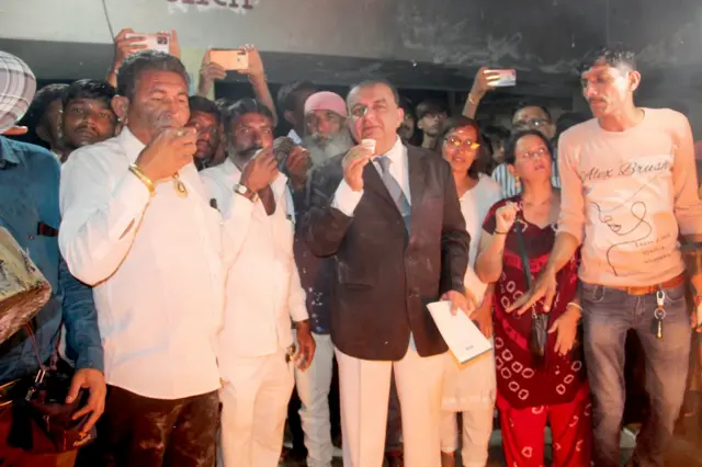 સ્મશાનમાં ભજીયા ખાતા