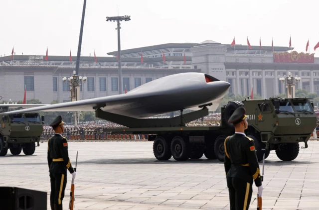Binh sĩ thuộc Quân đội Giải phóng Nhân dân Trung Hoa đứng trang nghiêm trước một mẫu máy bay không người lái (drone) trong cuộc duyệt binh kỷ niệm 80 năm kết thúc Chiến tranh Thế giới thứ Hai tại Bắc Kinh vào ngày 3/9/2025
