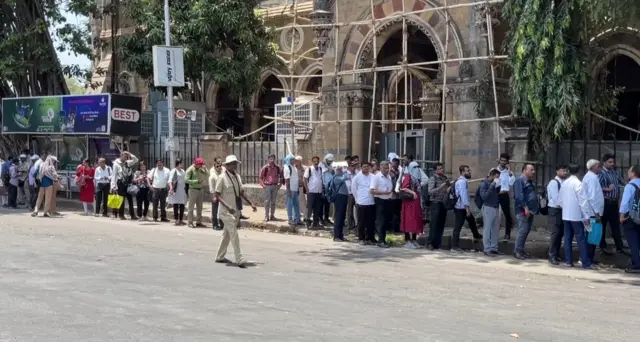 मुंबई परिसरातील बस थांब्यांवर प्रवाशांना तासनतास बसच्या प्रतिक्षेत राहावं लागतं असल्याचे चित्र पाहायला मिळतं.