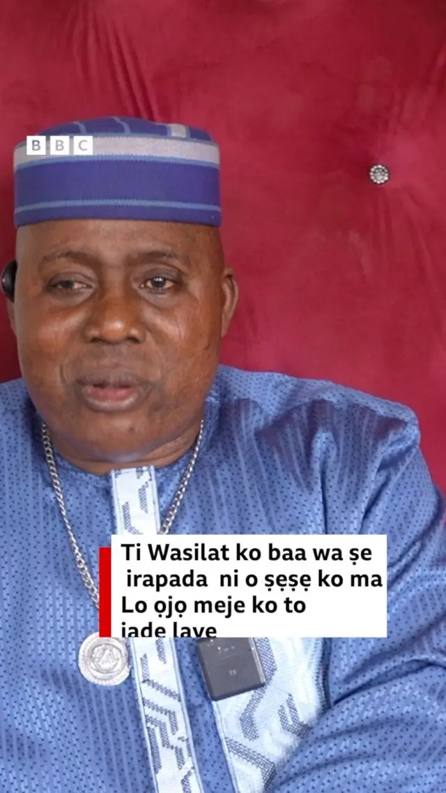 Oloye Gbolahan Ishola wọ asọ toketilẹ alawọ buluu ati fila rẹ