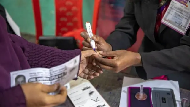 ভোটের পর আঙুলে অমোচনীয় কালি দেয়া হচ্ছে