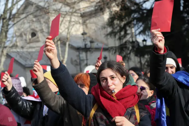 Участники акции протеста пришли со свистками и красными карточками, намекая на предыдущую профессию Кавелашвили