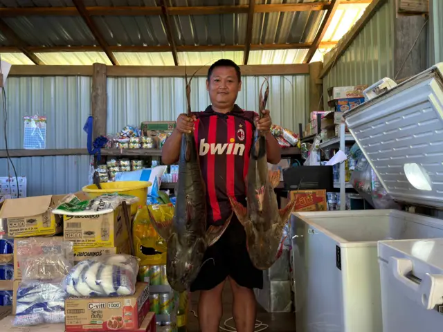 นายอภิสิทธิ์ สายทรัพย์สิน ผู้รับซื้อปลาจากชาวประมงในแม่น้ำสาละวิน บอกว่าปัญหาสารโลหะหนักปนเปื้อนกำลังสร้างผลกระทบเป็นห่วงโซ่