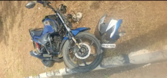 செல்போன் வெடித்து ஏற்பட்ட விபத்தில் உயிரிழந்த ரஜினியின் இரு சக்கர வாகனம்