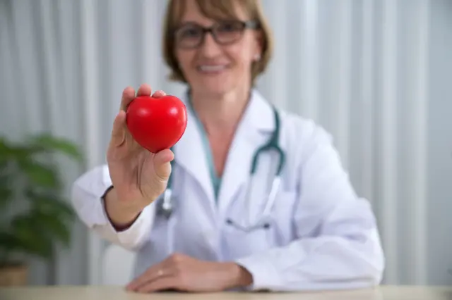 Covid-19 толук адамдар үчүн кыйла оор болгонун, ашыкча көйгөйлөрдү жаратканы байкалды