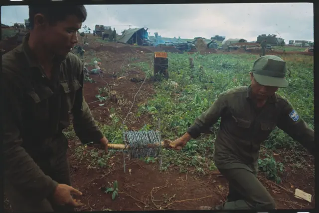 Lính người Thượng giăng dây thép gai tại Trại Đức Lập, Buôn Ma Thuột vào năm 1969