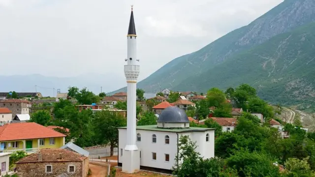 Bangunan di Kukës, Albania.