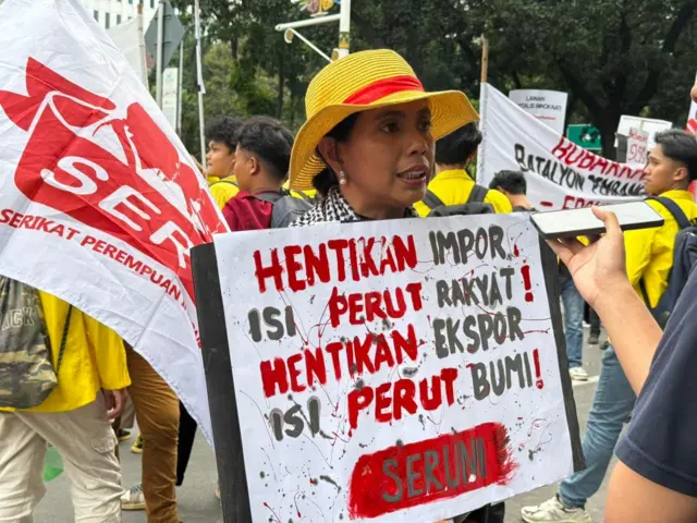 Warga sipil turut berdemo di Jakarta, pada Senin (20/10).