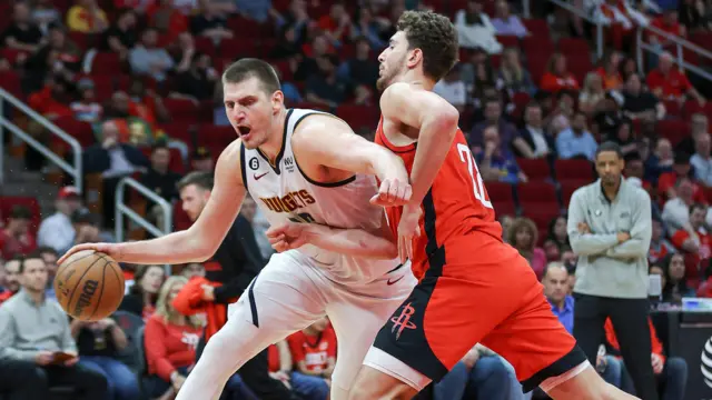 Nikola Jokić (levo) i Alperen Šengun (desno) u duelu