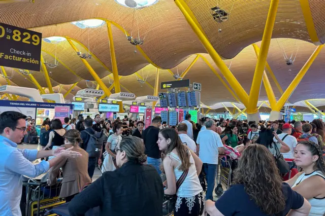 Passageiros esperam para fazer check-in no Aeroporto Adolfo Suarez Madrid-Barajas, em Madrid, Espanha, 19 de julho de 2024.