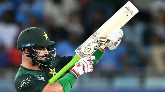 இந்தியாவுக்கு எதிரான சூப்பர் ஃபோர் போட்டியில் அரைசதம் அடித்த பாகிஸ்தான் வீரர் சாஹிப்சாதா ஃபர்ஹான் தனது வெற்றியை உற்சாகமாக கொண்டாடினார். 