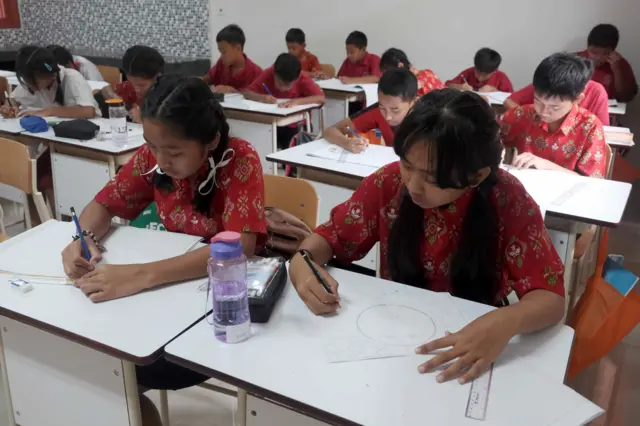 Sejumlah peserta didik mengikuti pembelajaran menggambar pada kurikulum tahun ajaran 2025/2026 di Sekolah Rakyat Menengah Pertama 17 Tabanan, Bali, Rabu (30/7/2025).