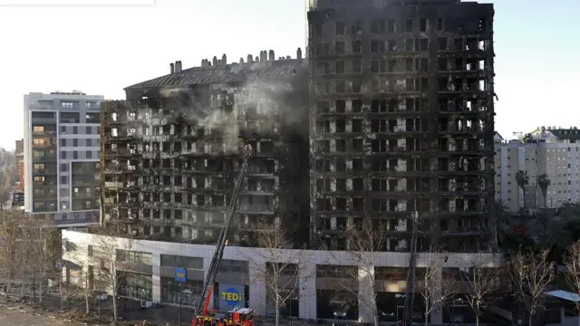 المبنى بعد الحريق