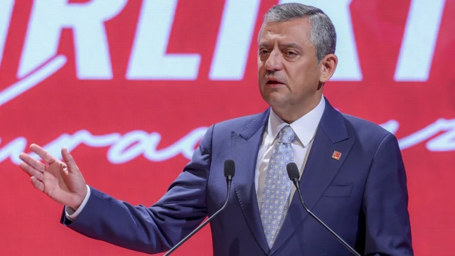CHP Genel Başkanı Özgür Özel konuşma yaparken