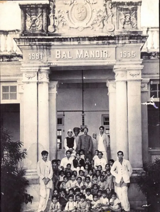 જામનગરમાં બાલમંદિરના બાળકો સાથે ગિજુભાઈ