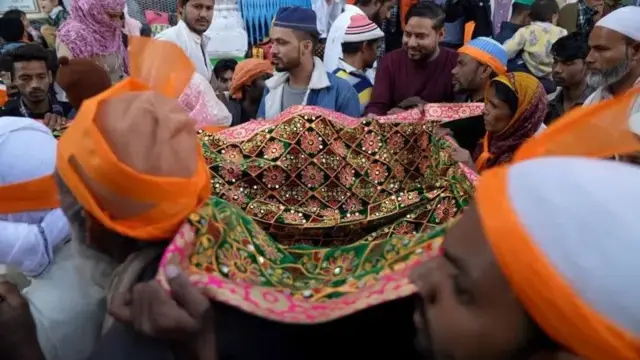 عرس کے موقع پر درگاہ میں تل دھرنے کی جگہ نہیں ہوتی