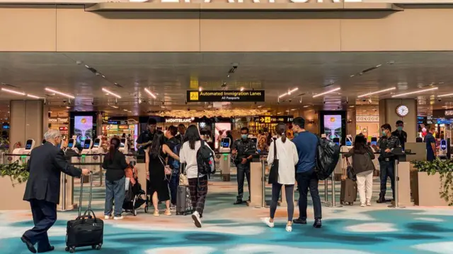 Bandara Changi di Singapura diramaikan pelancong dan warga Singapura yang ingin bertamasya di negeri sendiri
