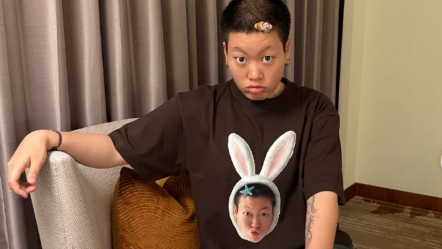 陳土豆在瞪眼睛、嘟嘴裝無辜。