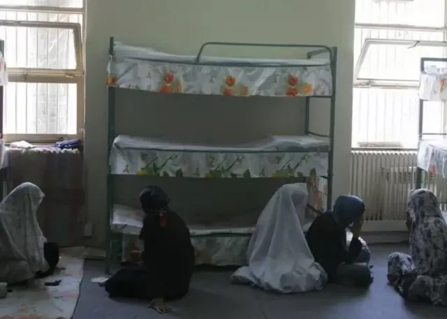 Femmes voilées assises