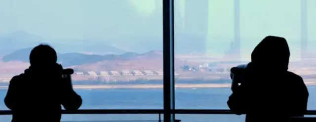 10일 인천 강화군에 위치한 '평화전망대'를 찾은 관람객들이 망원경을 통해 북한 개풍군 일대를 관찰하고 있다