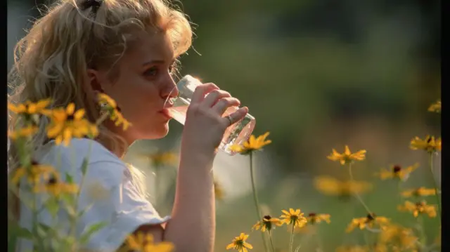 Dikni sorayotgan odamning fotosurati