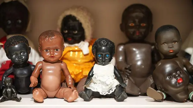 چند عروسک بچه کنار هم چیده شده‌اند