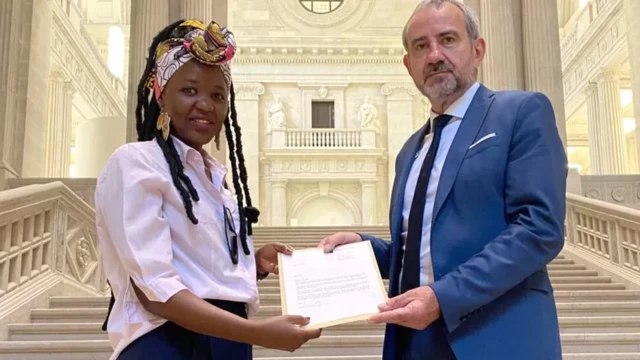 Sylvie Vernyuy Njobati (à gauche) et Hermann Parzinger, de la Fondation du patrimoine culturel prussien