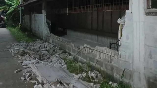 Частично разрушенное здание