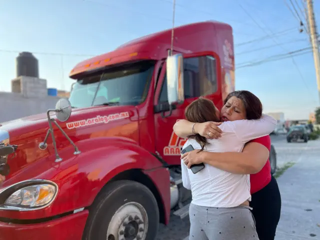 Liszt Hyde González, "Liszy", abraza a su hija Luisa a modo de despedida en Querétaro, México.