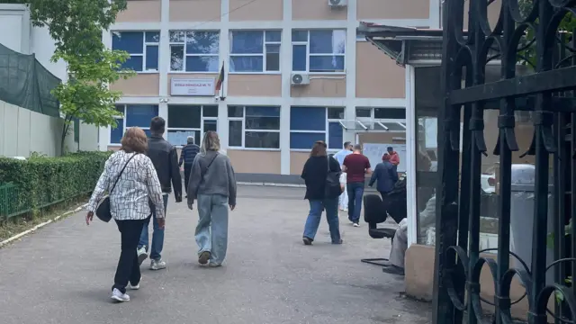 Люди идут голосовать на участок в Бухаресте
