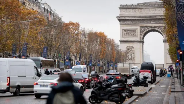 Trânsito na Champs-Elysées, perto do Arco do Triunfo em Paris, na França