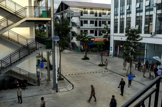 Foto ilustrasi. Sebuah kompleks gedung perkantoran dan hunian di Provinsi Takeo, Kamboja, pada 16 Oktober 2025. Wakil Menteri Luar Negeri Korsel, Kim Jina, mengunjungi lokasi ini setelah seorang mahasiswa Korsel meninggal dunia akibat bekerja di tempat penipuan.
