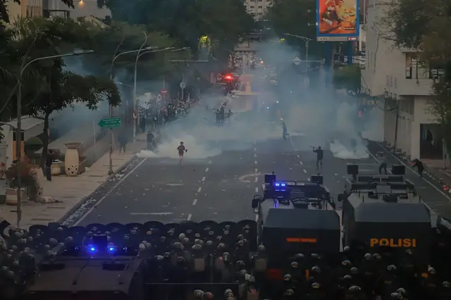 Opopona kan nibi ti awọn ọlpaa atawọn oluwọde ti n koju ara wọn afẹfẹ tajutaju ku gbogbo igboro.