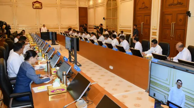 ဗိုလ်ချုပ်မှူးကြီး မင်းအောင်လှိုင်နဲ့စစ်ကောင်စီဝန်ကြီးတွေနဲ့ဝန်ကြီးချုပ်များအစည်းအဝေး