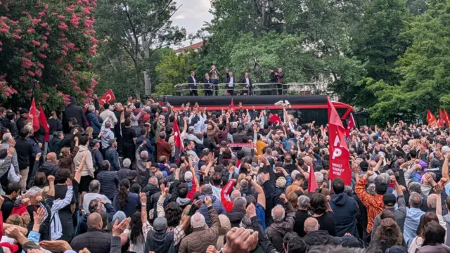 Milli Egemenlik Parkı'nda Özgür Özel kitleye sesleniyor.