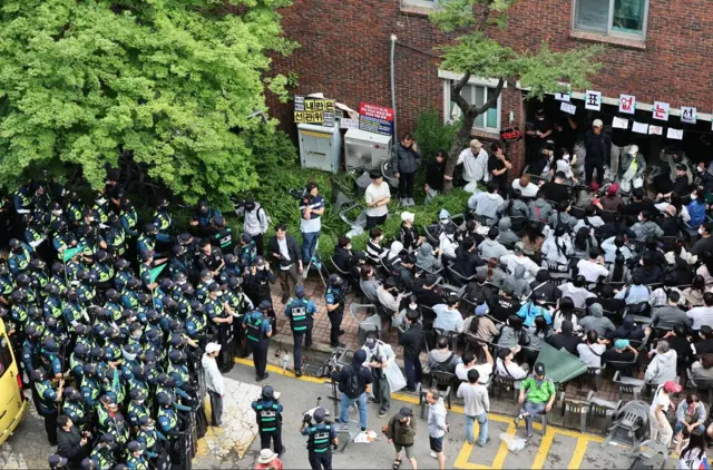 5일 '투표용지 부족' 사태가 발생한 서울 송파구 잠실7동 제2투표소 앞에서 집회 참가자들이 투표함 반출을 막기 위해 경찰들과 대치하고 있다