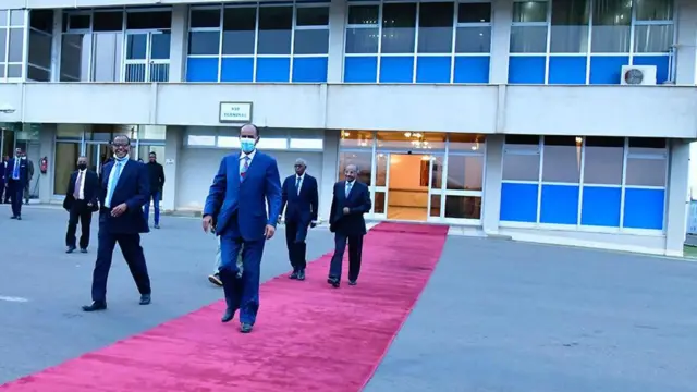 ፕረዚደንት ኢሳይያስ ኣብ መዕርፎ ነፈርቲ ኣስመራ