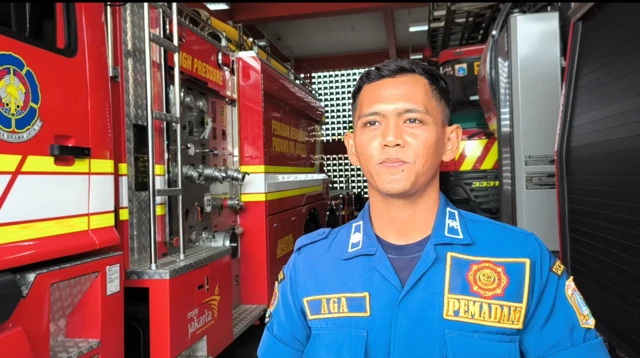 Salah seorang petugas pemadam kebakaran di Pos Pemadam Kebakaran Sektor Tebet, Jakarta Selatan, Aga Prasetya pada Kamis (20/11).