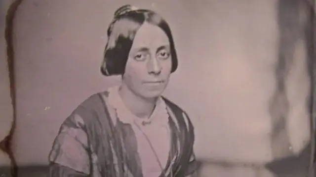 Un antiguo retrato de una mujer