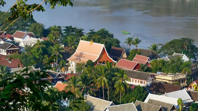 Casas de Luang Prabang à margem do rio